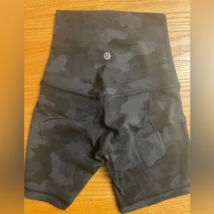 Lululemon camo shorts. Fairly new tried it on and they didn’t fit me. Size 0